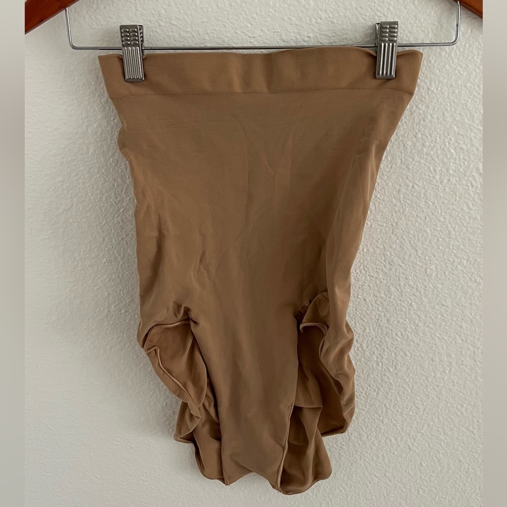 NWOT SKIMS sculpting high waist brief